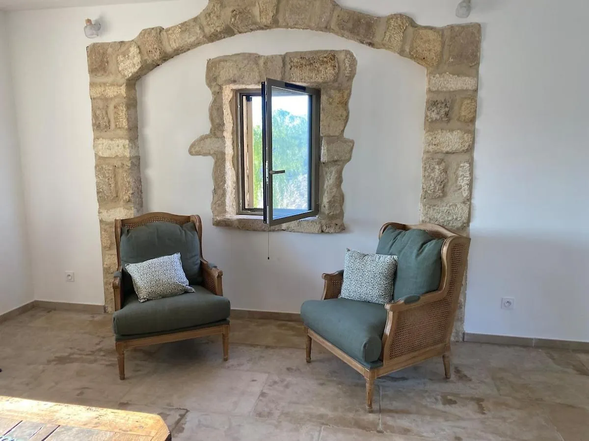 La Maison De Leo Saint-Mitre-les-Remparts 0*,  France