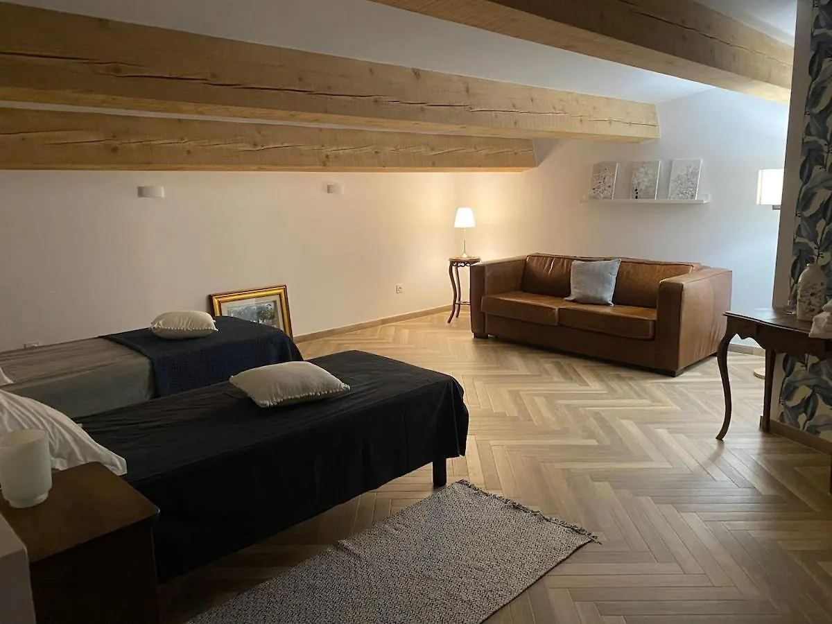 La Maison De Leo Saint-Mitre-les-Remparts Holiday home